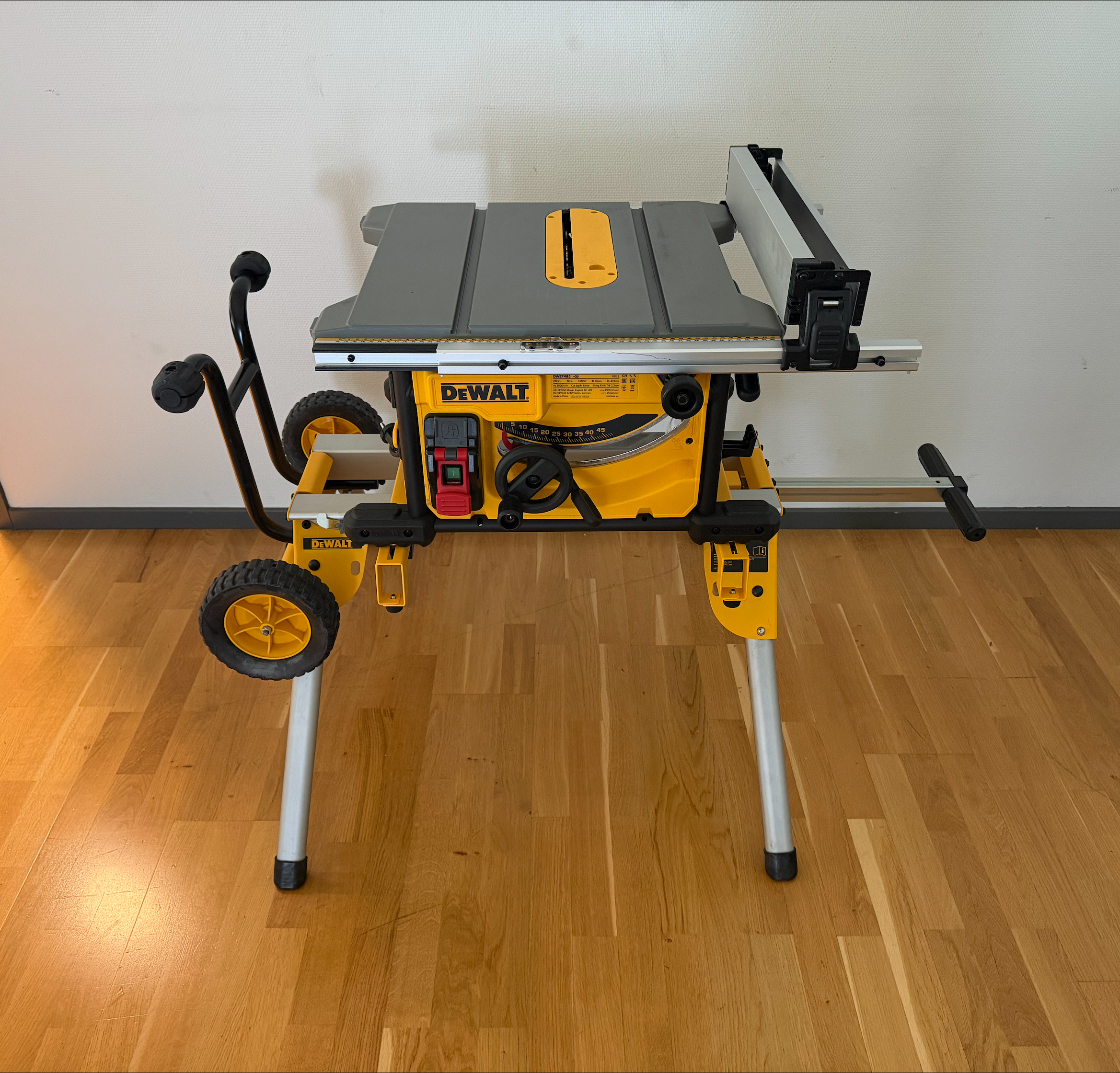 Hyr en proffsig dewalt dwe7485 bordssåg!