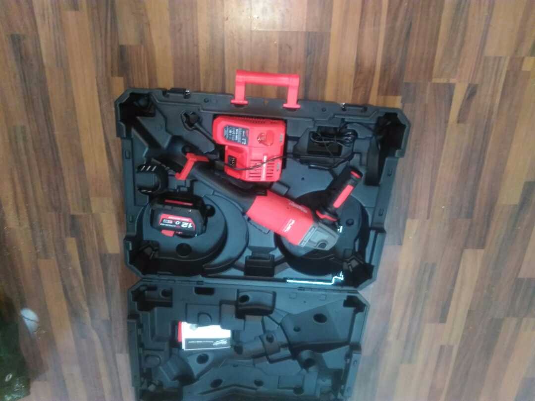 Milwaukee  vinkelslip 230mm batteridriven