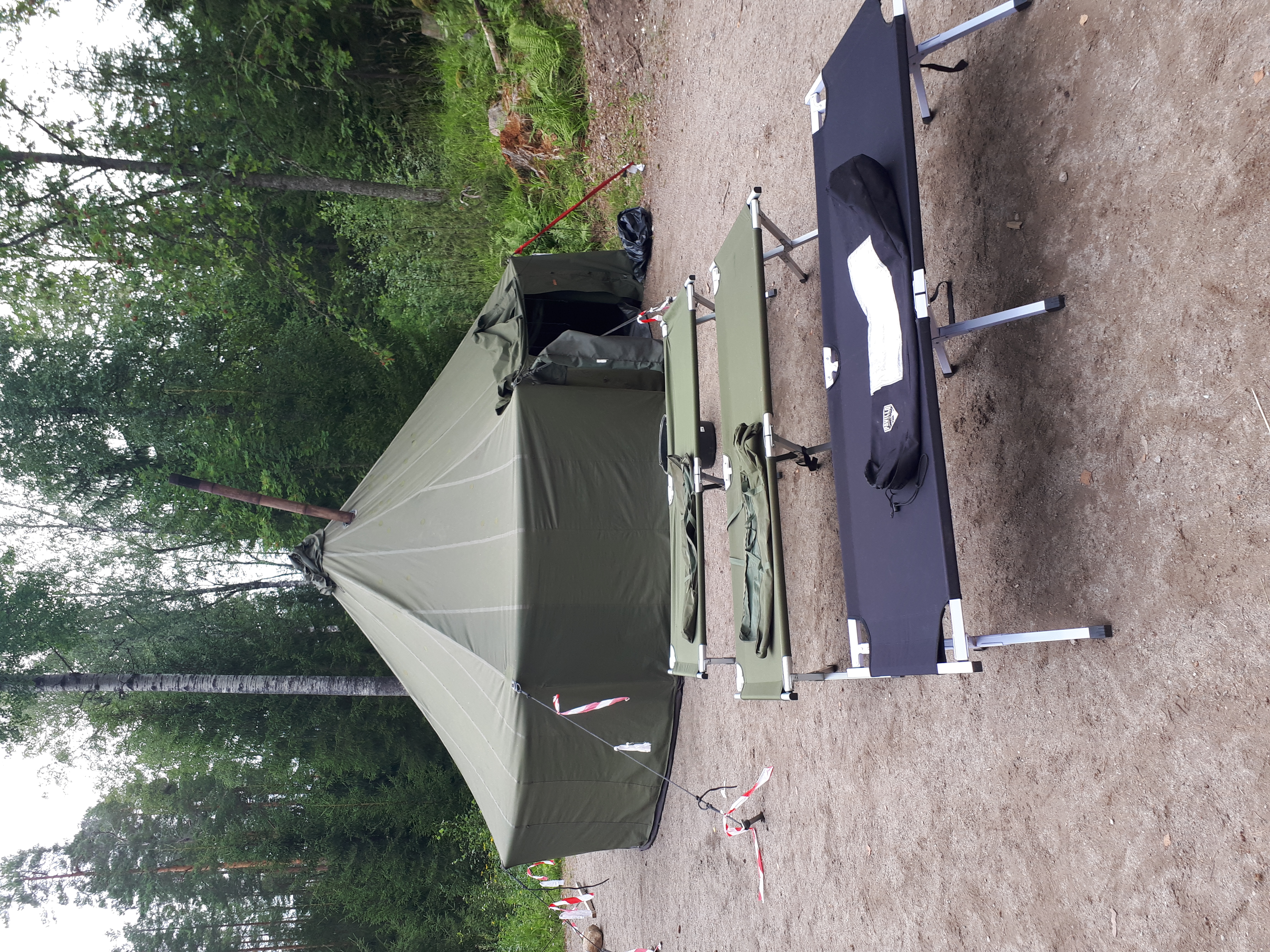 Puolijoukkueteltta ja kamina 