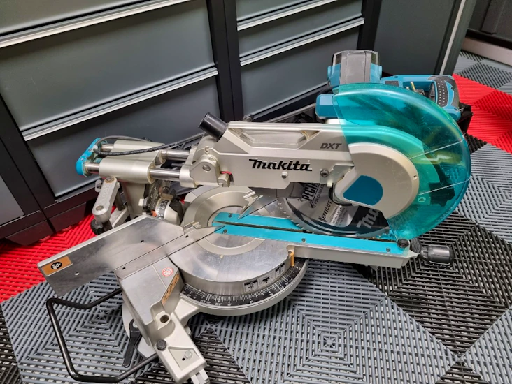 Makita kap & gersåg med stativ