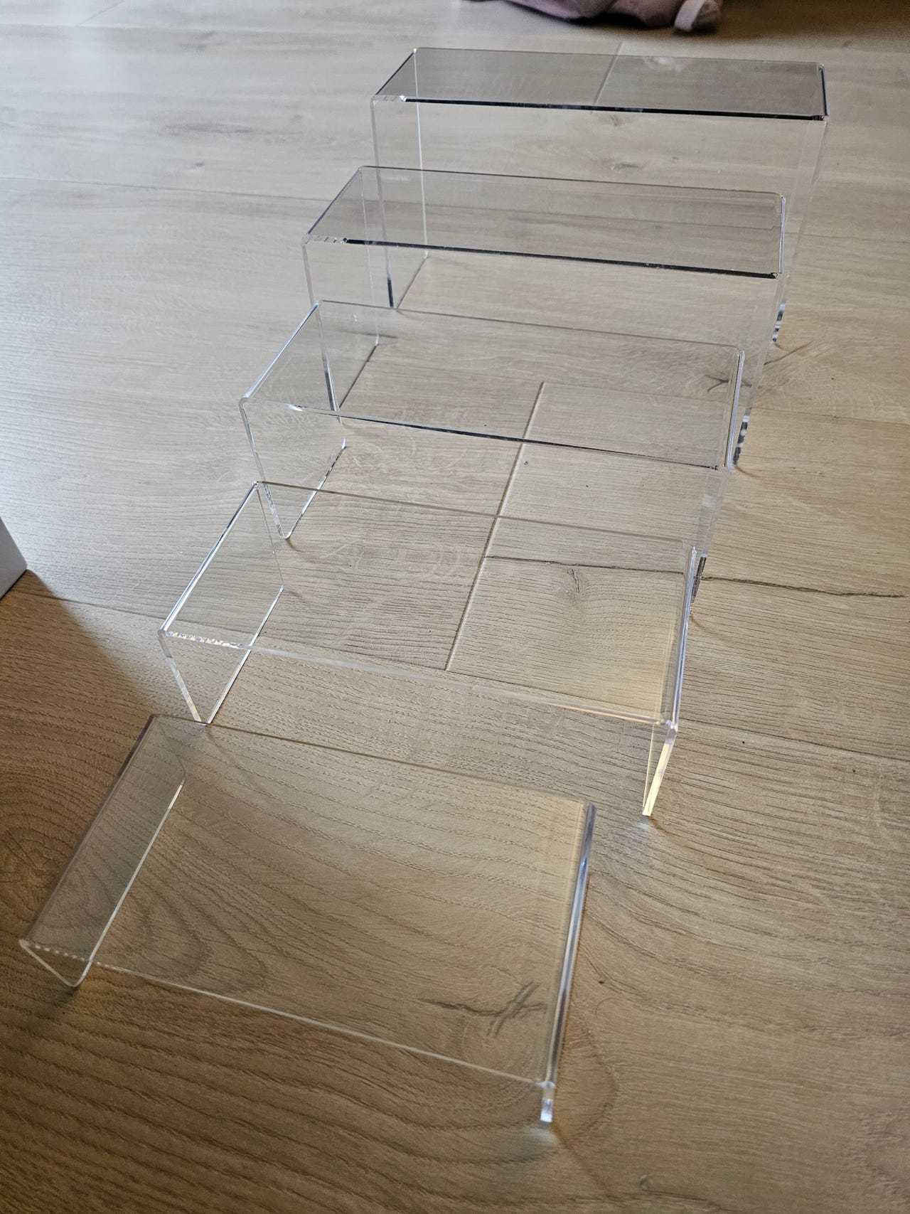 Display i transparent akryl
