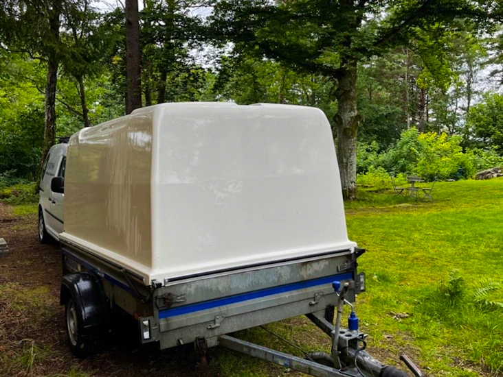 Bromsat släp med kåpa