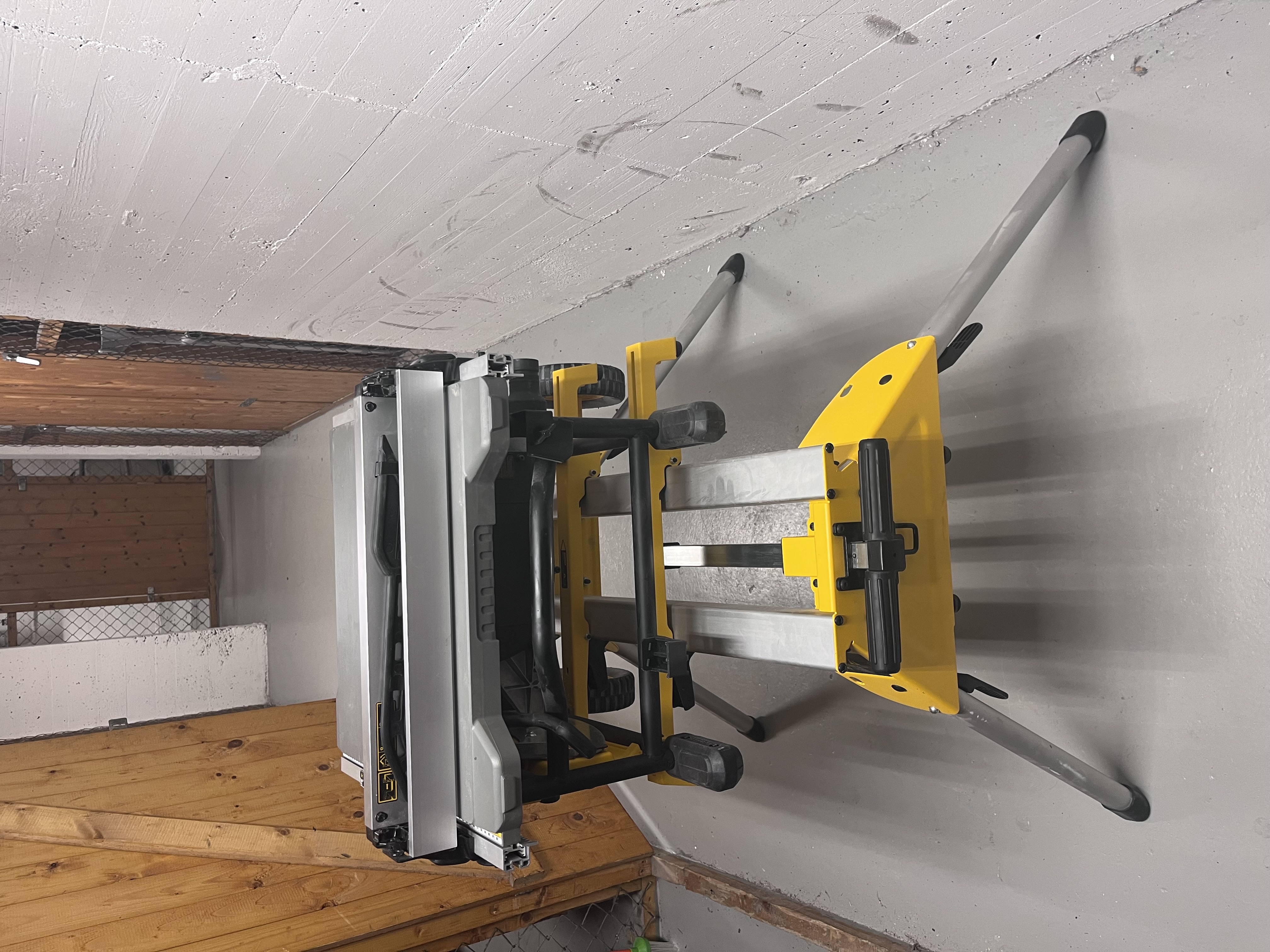 Bordsirkelsag/kløyvsag med stativ fra dewalt.