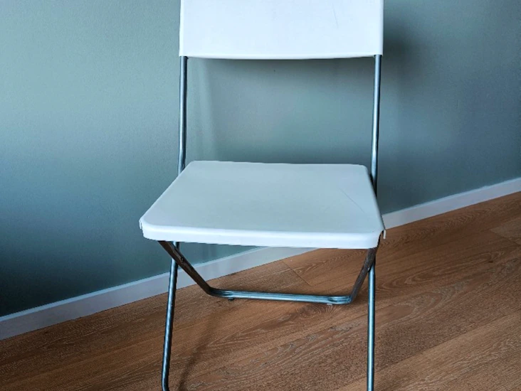 5 hvite klappstoler fra ikea