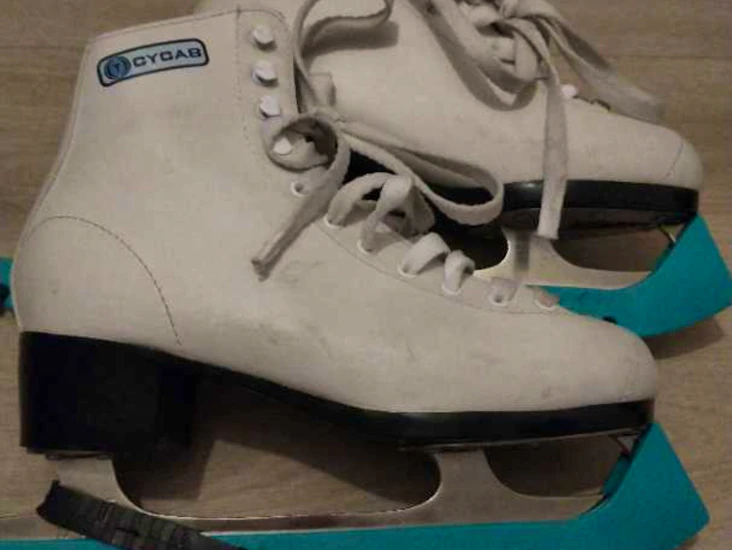 Kunstskøyter størrelse 39. med beskyttelse.