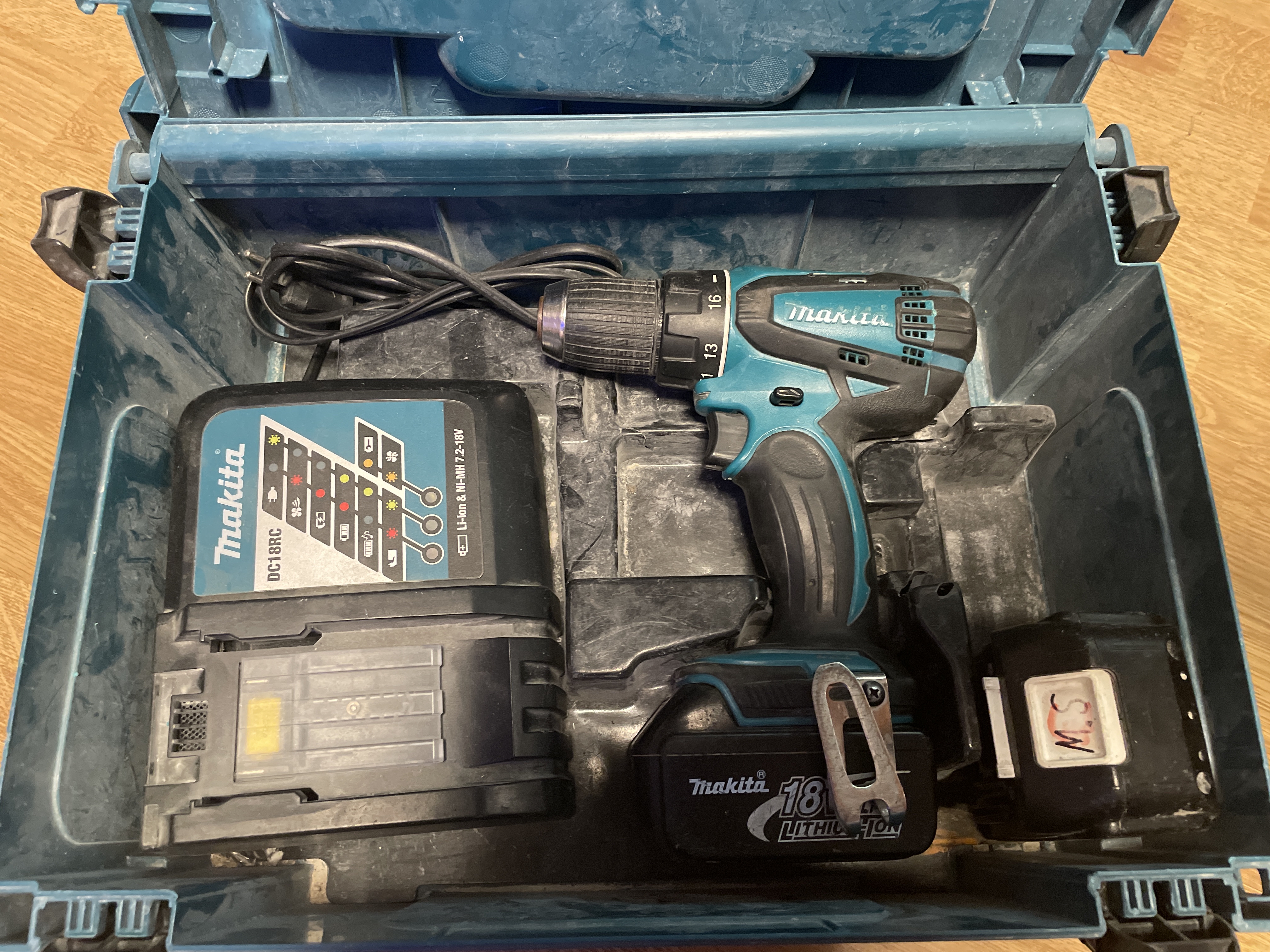 Makita 18w skrumaskin med lader.