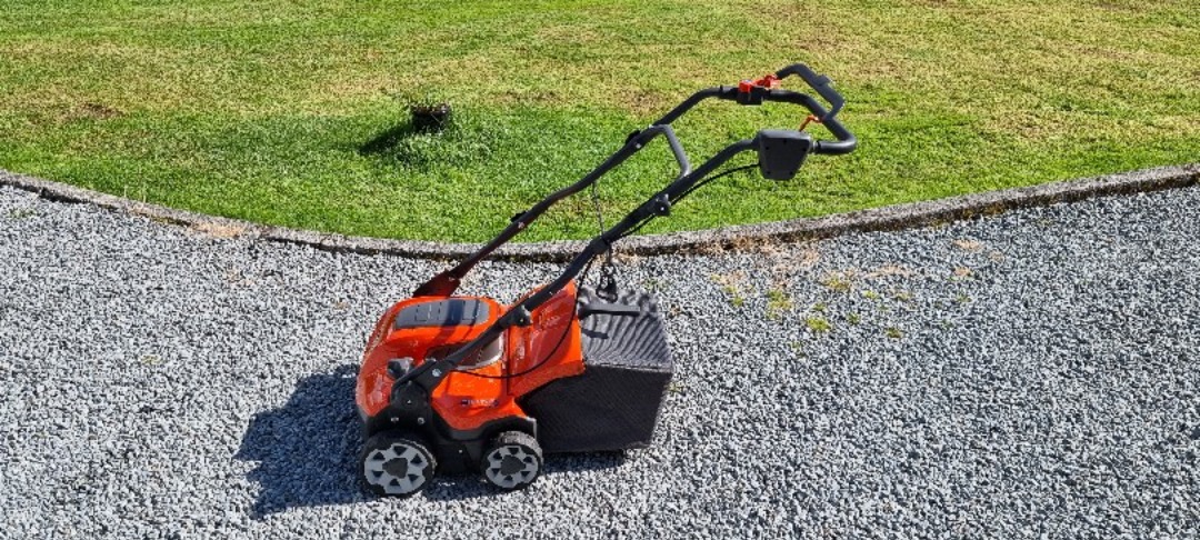 Husquarna vertikalskjærer og mosefjerner