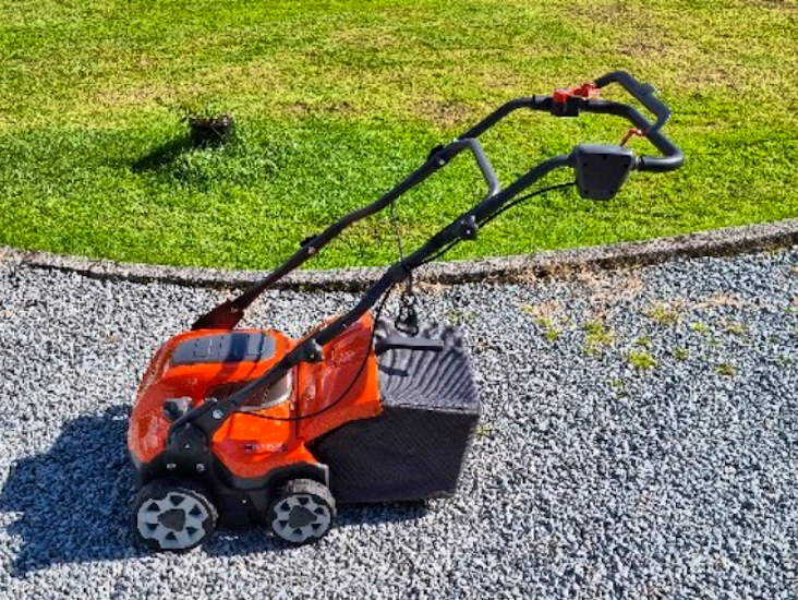 Husquarna vertikalskjærer og mosefjerner