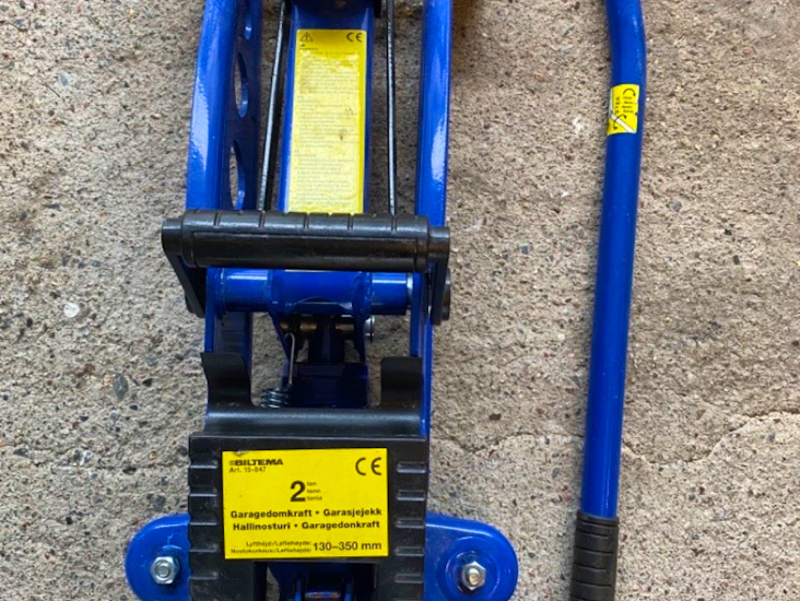 Domkraft och fälgkors