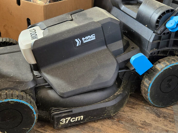 Eldriven gräsklippare