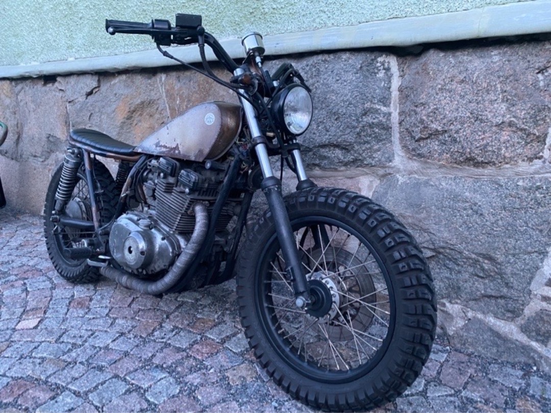 Lei Suzuki gsx 400 scrambler flattrack av Sven Stefan A i Kungssten Goteborg for 557 630 SEK dag