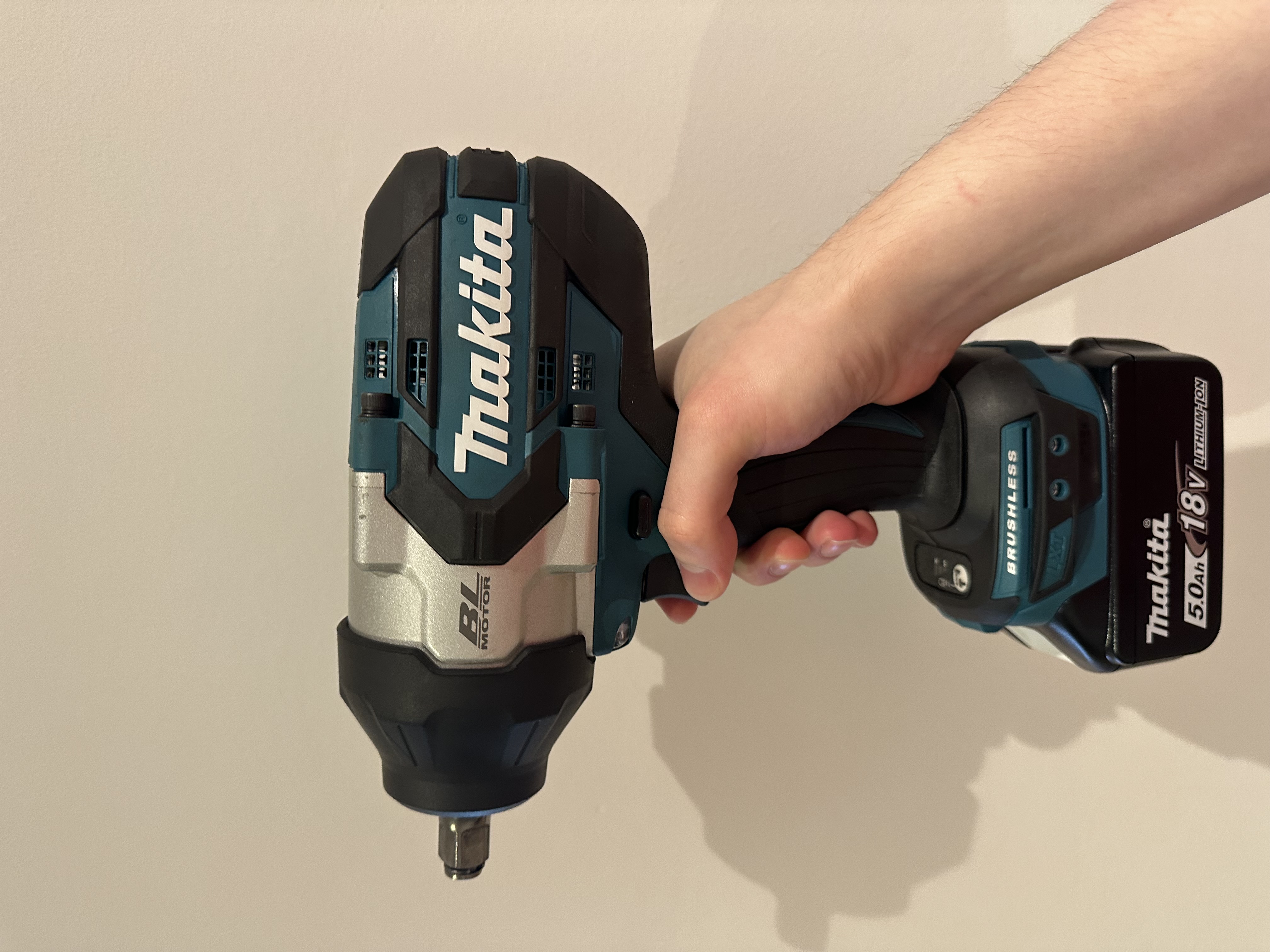 Batteridriven mutterdragare 1000nm inklusive hylsor och momentnyckel