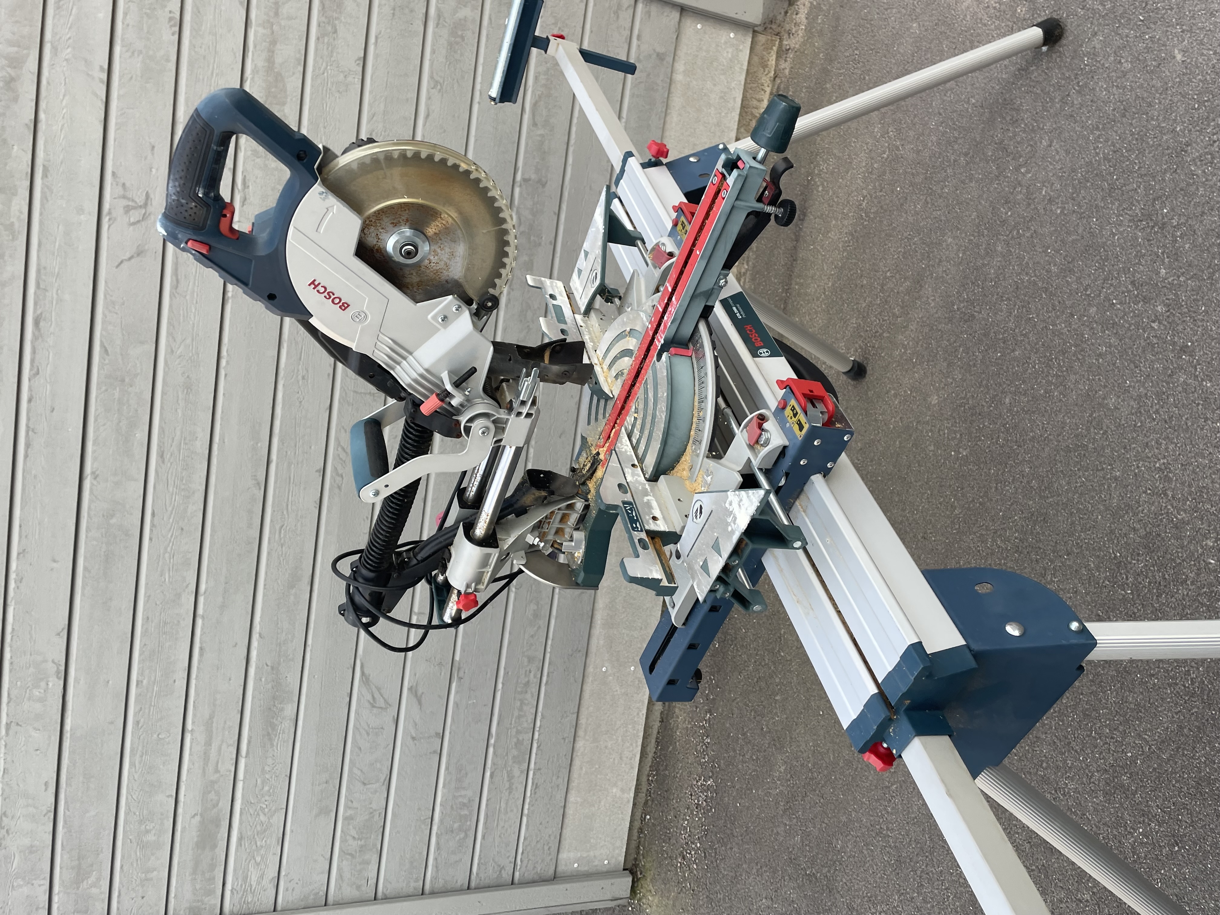 Bosch kap- & gersåg med stativ