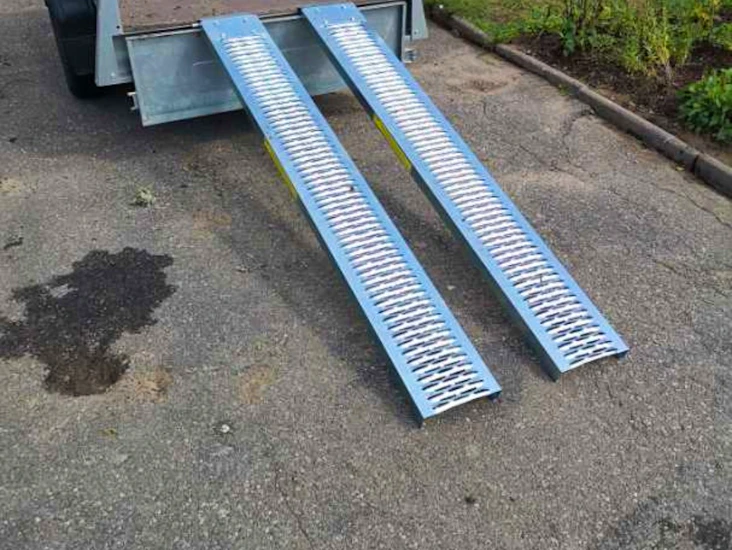 Släpvagn med lastramper