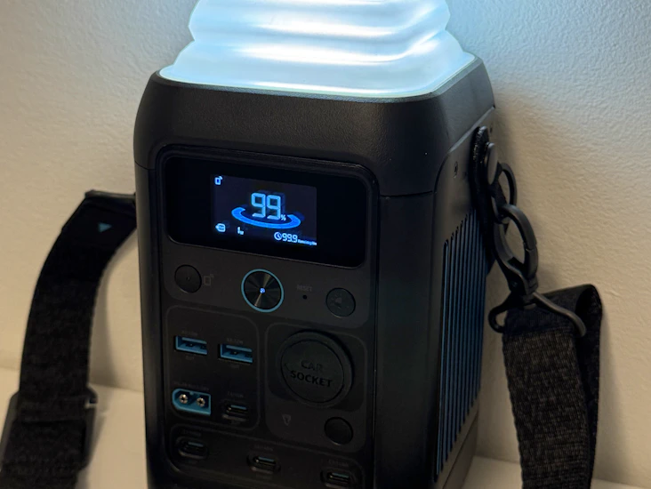 Varavirta-asema/powerbank lampulla