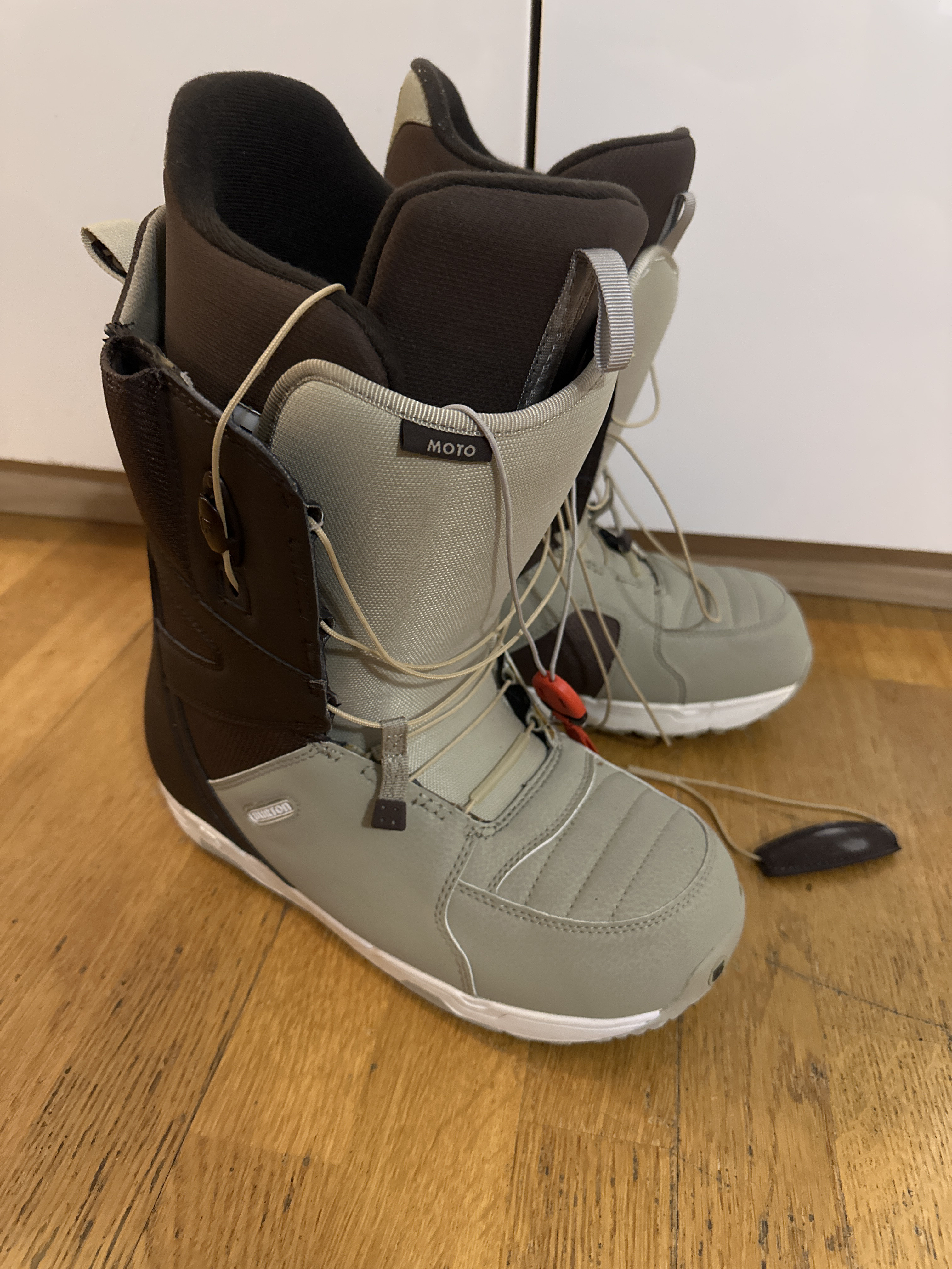 Burton moto koko 44 (sopii jalalle 42-43)