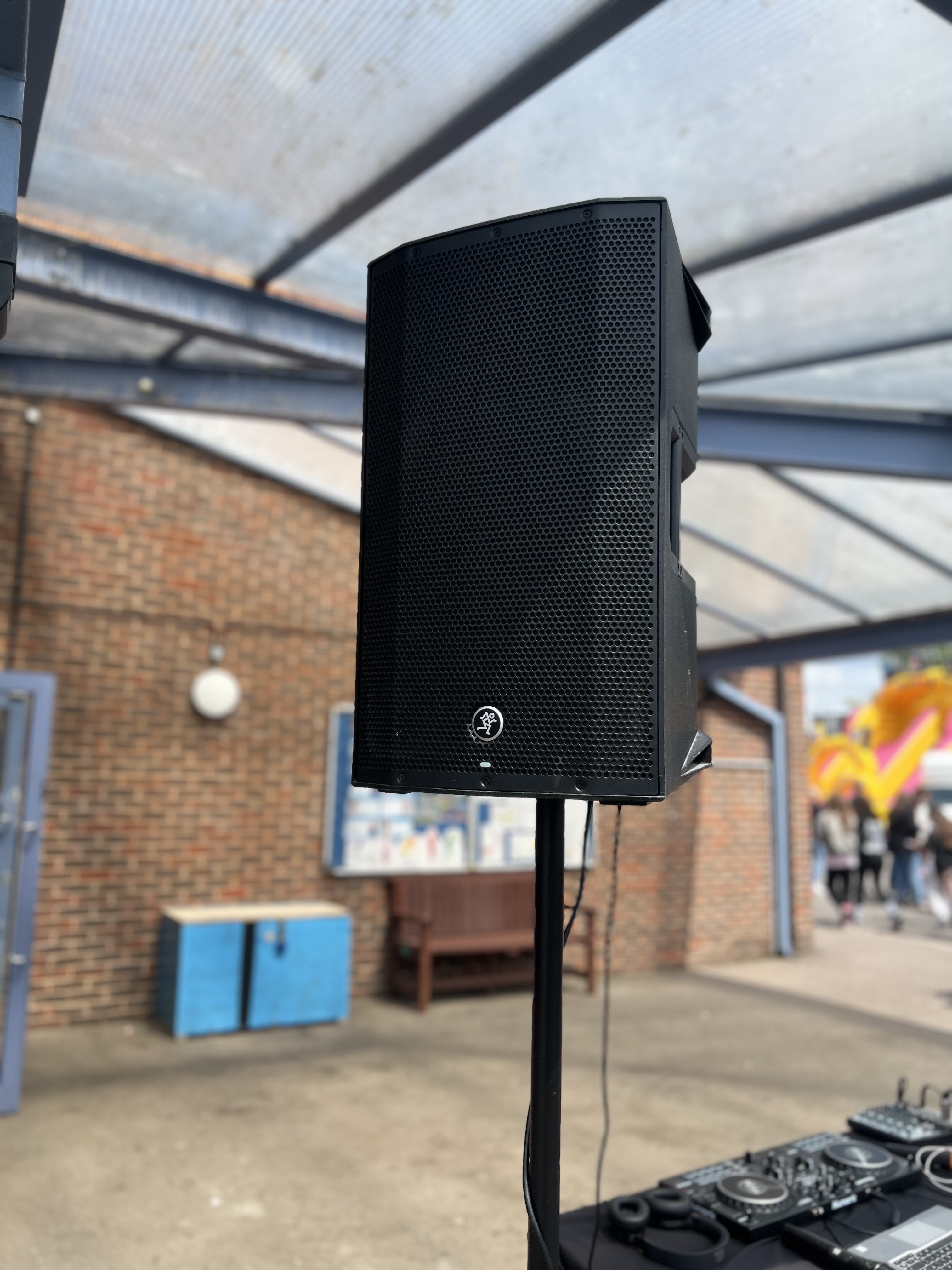 Powerful party speaker (+2 wireless microphones)