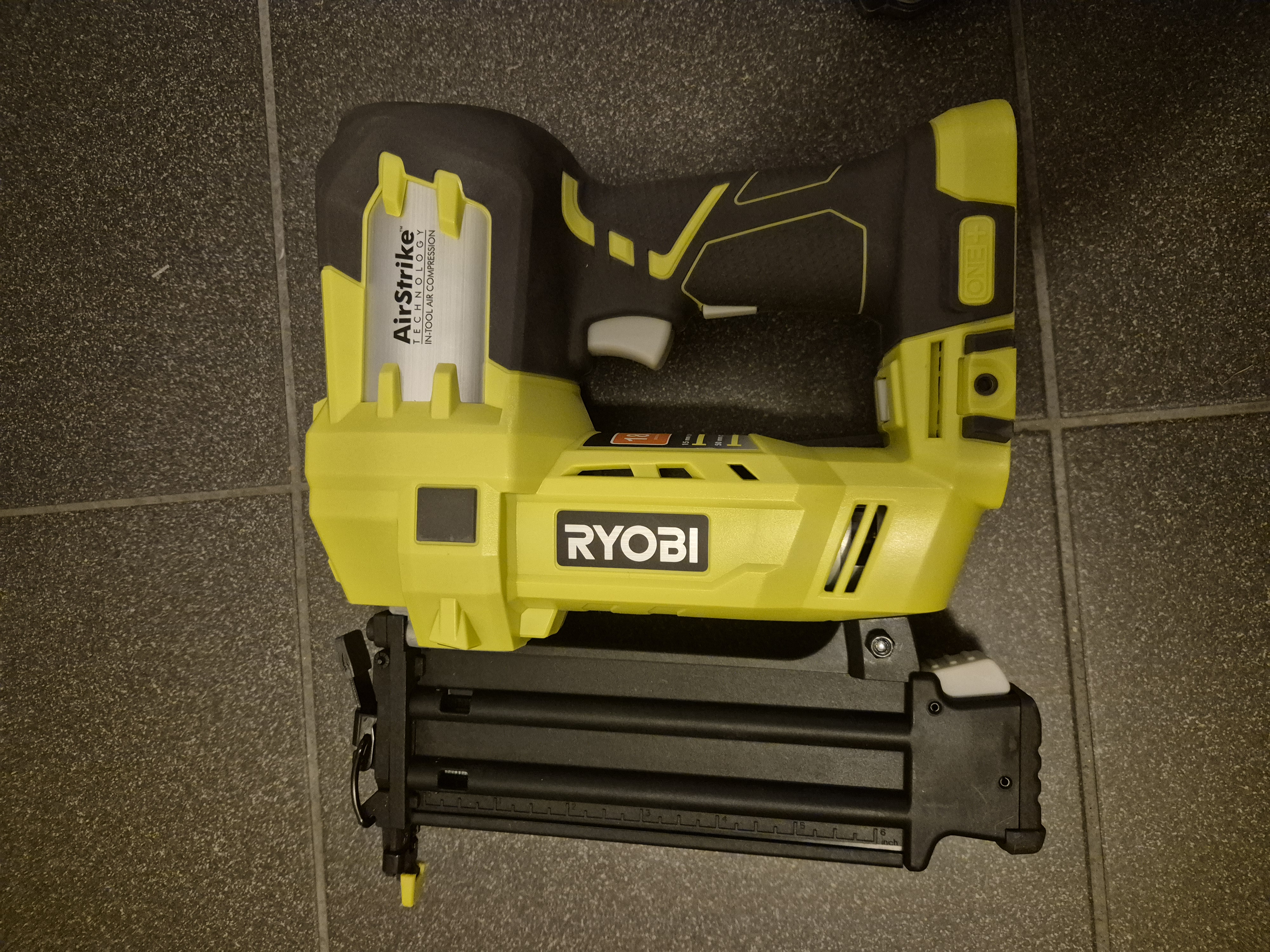 Ryobi dykkertpistol med 4ah batteri og hurtiglader 