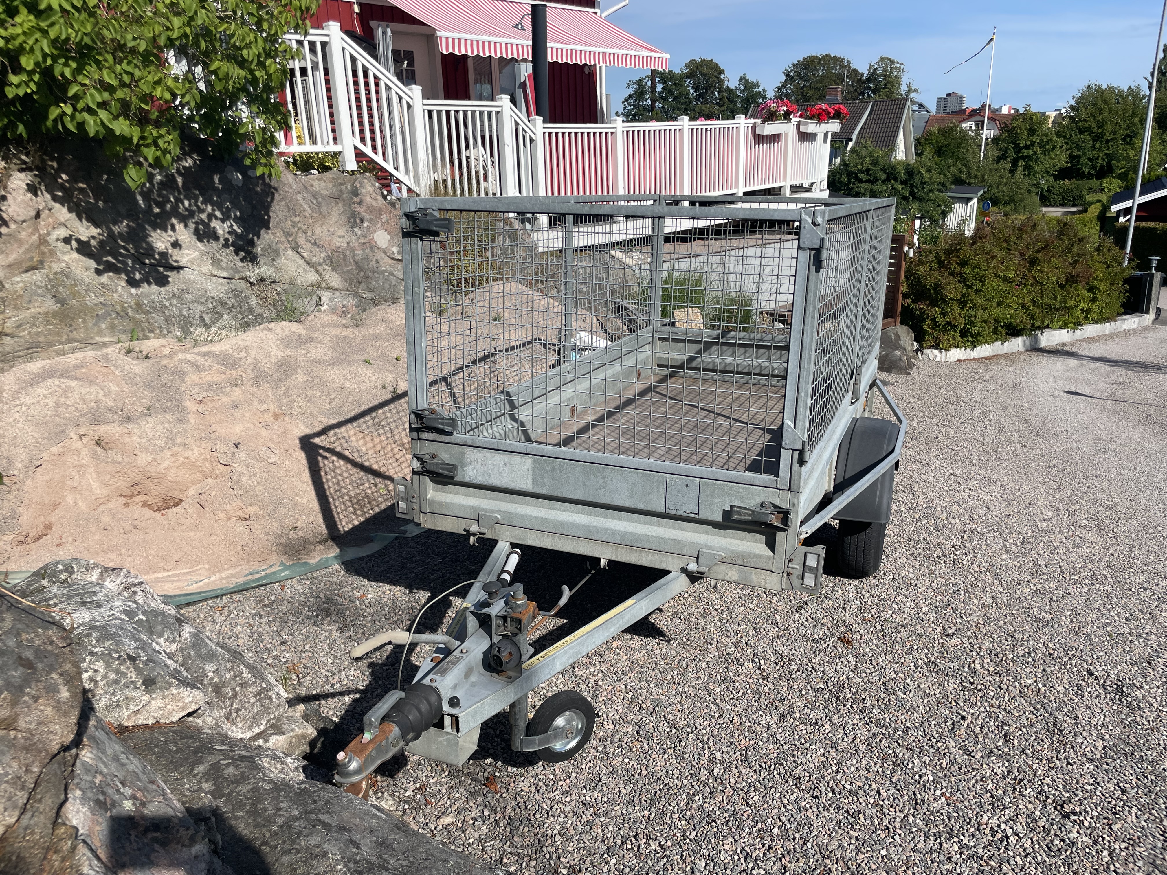 Släpkärra med gallergrindar