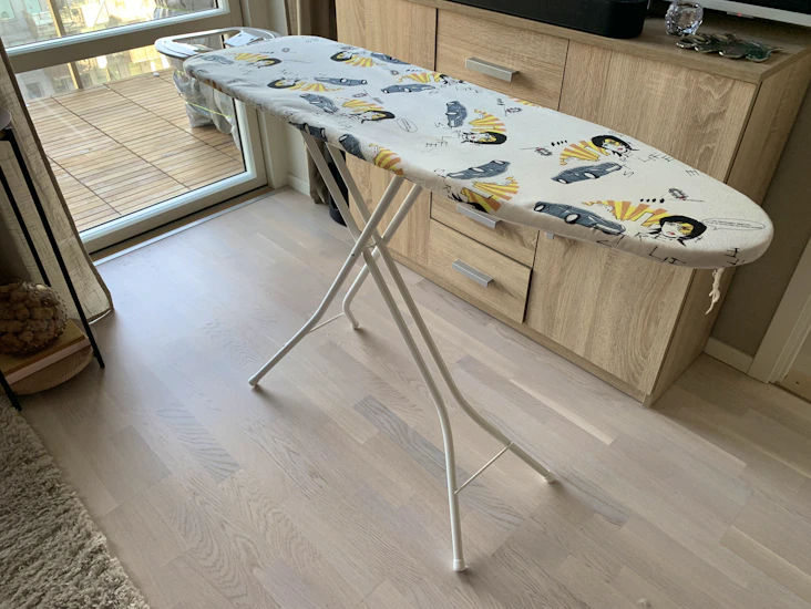 Stabil & smidig strykbräda – justerbar höjd + hållare för strykjärn