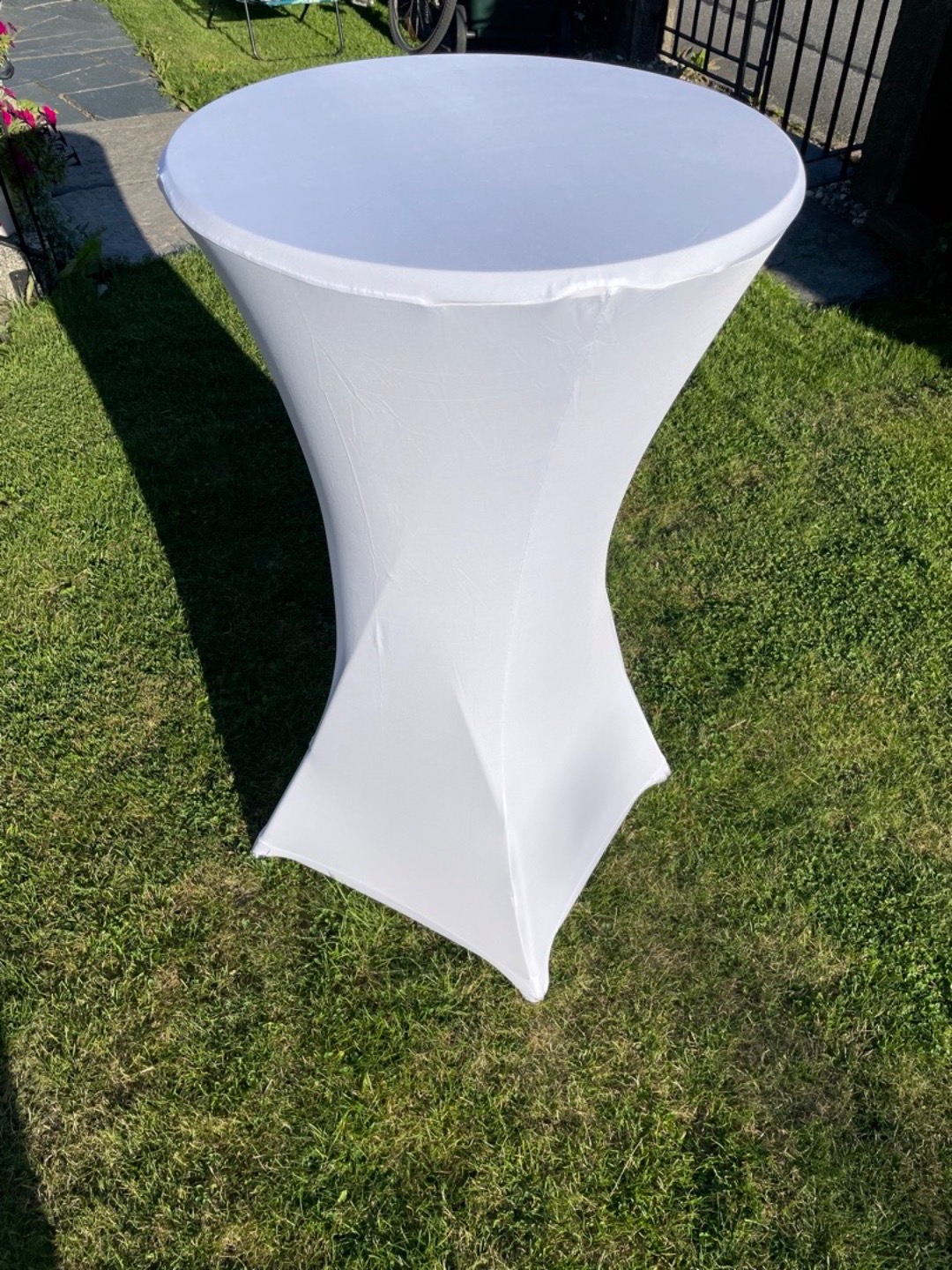 4 st ståbord m vita överdrag 