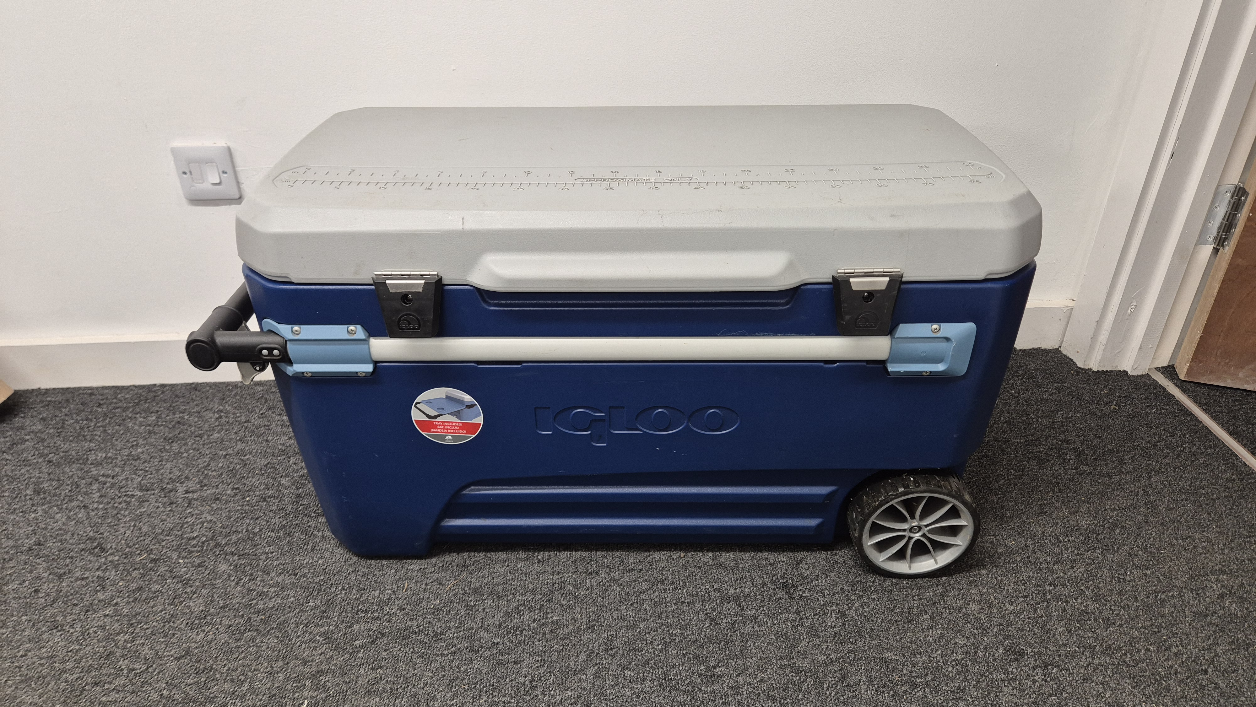 Extra large igloo cool box with wheels (1)