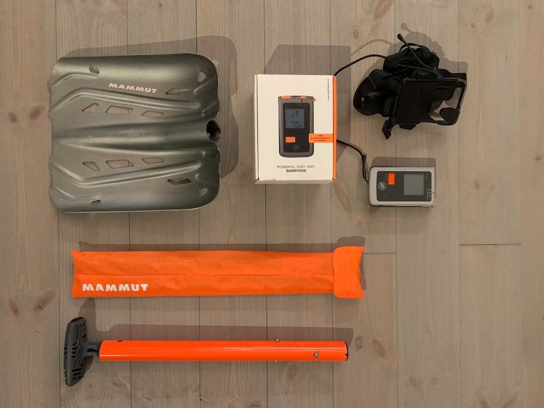 Lavinpaket med lavinsändare, sond och spade