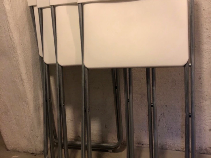 4 vita klappstolar i plast