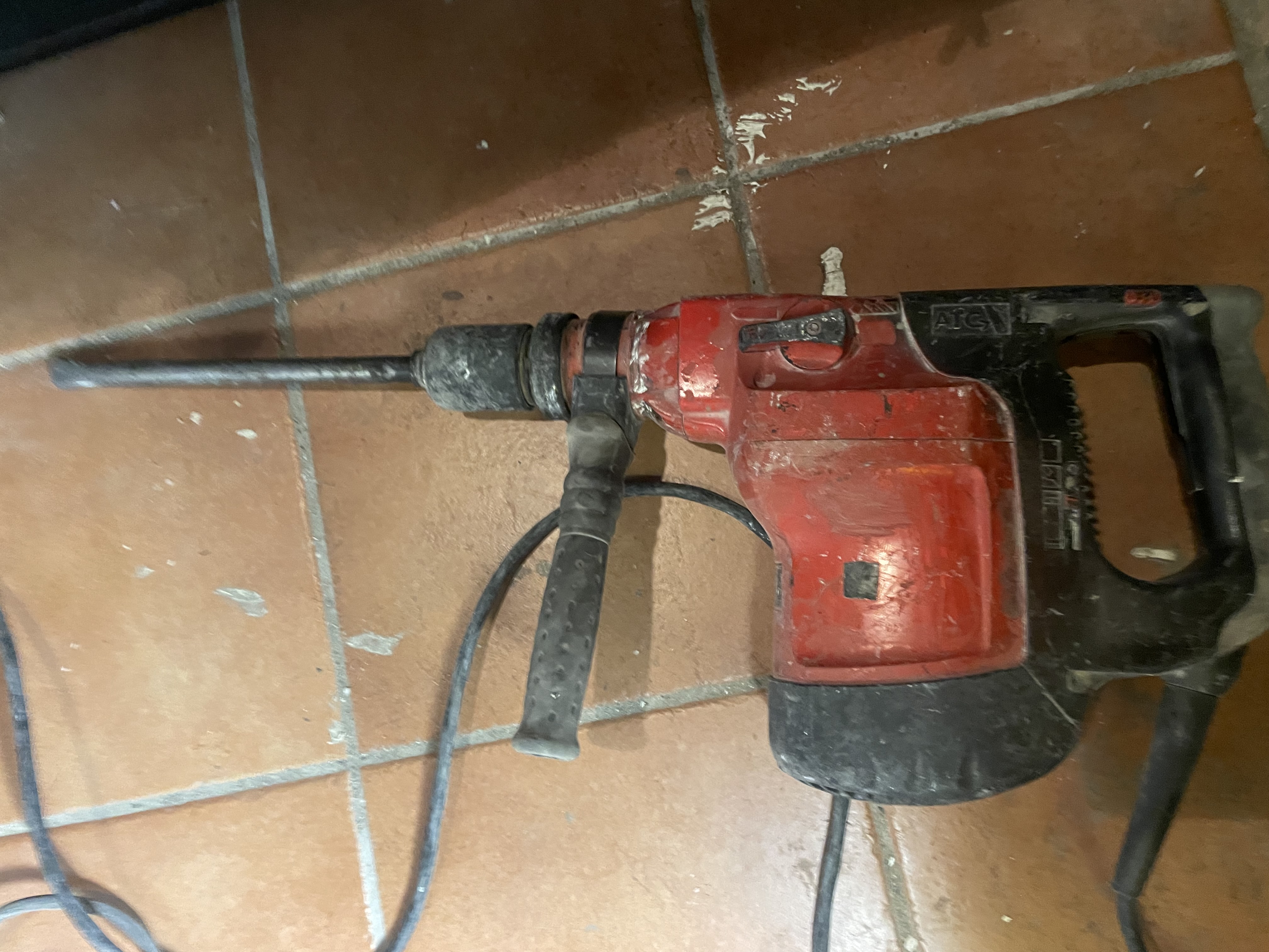 Bilningshammare hilti te 706-atc uthyres – kraftfull rivningsmaskin