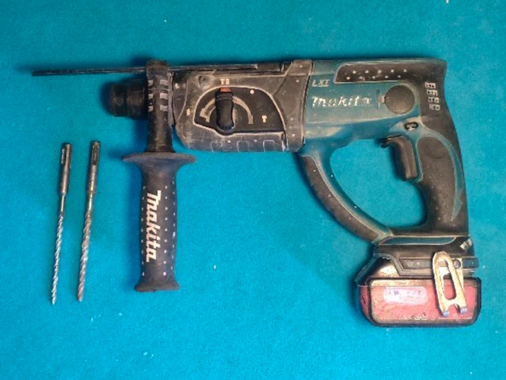 Akkukäyttöinen iskuporakone