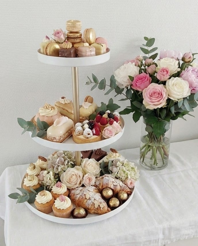 Vuokrataan iso ja näyttävä kolmikerros tarjoiluvati