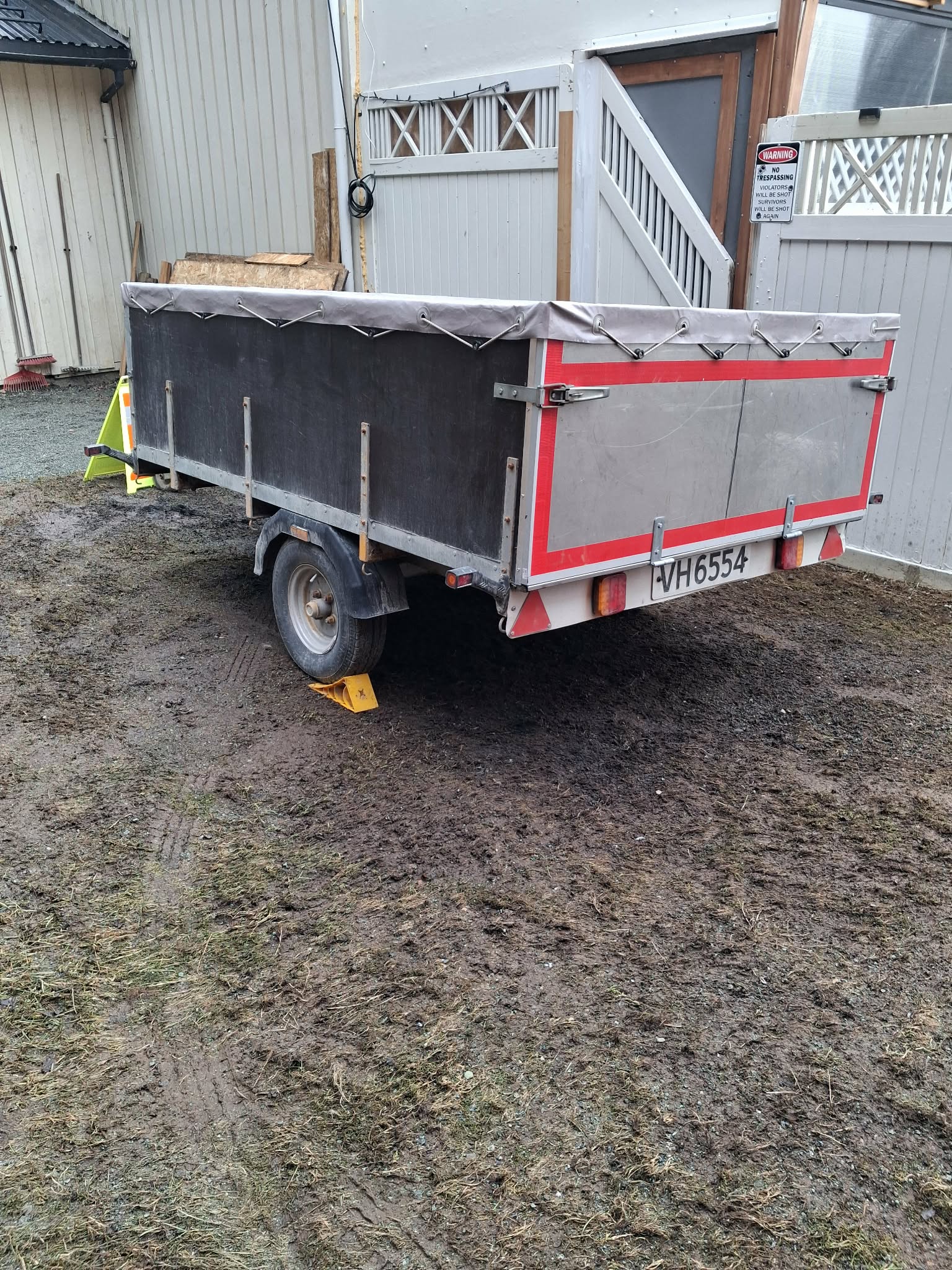 Tilhenger med høye karmer leies ut