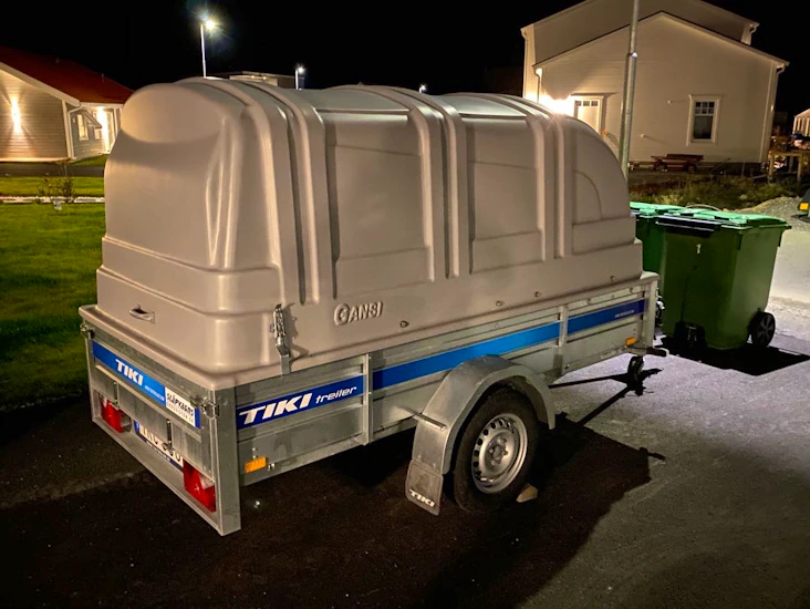 Smidigt släp med kåpa och tippfunktion