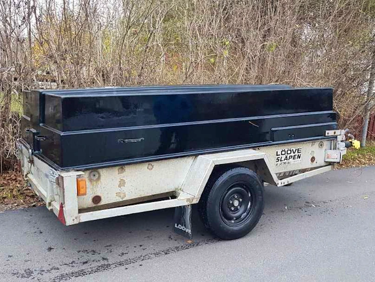 Stort släp med kåpa