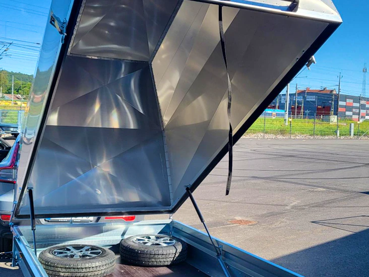 Mycket fin säpvagn med alu. kåpa