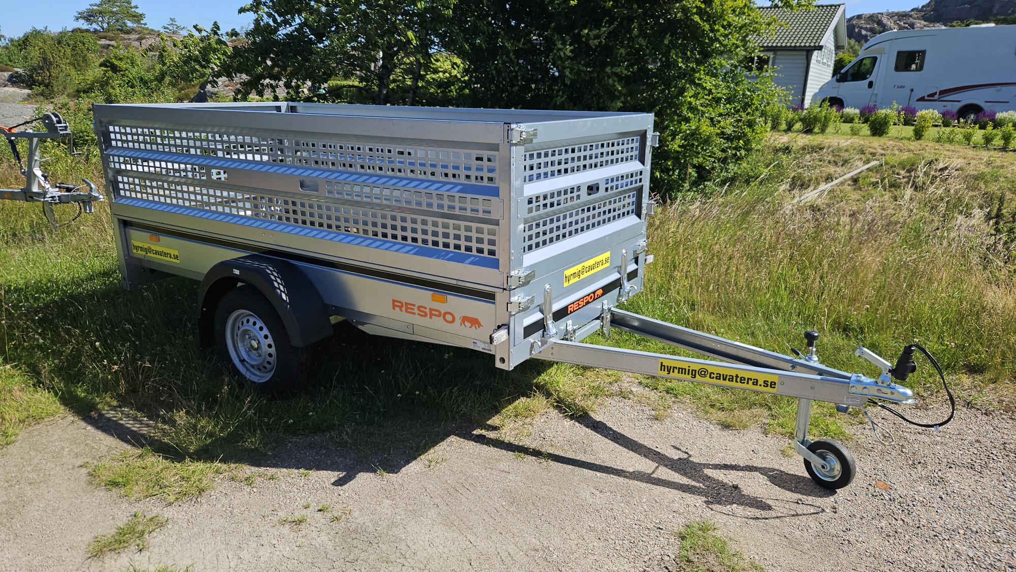 Släpvagn 750 kg med tipp och risgaller