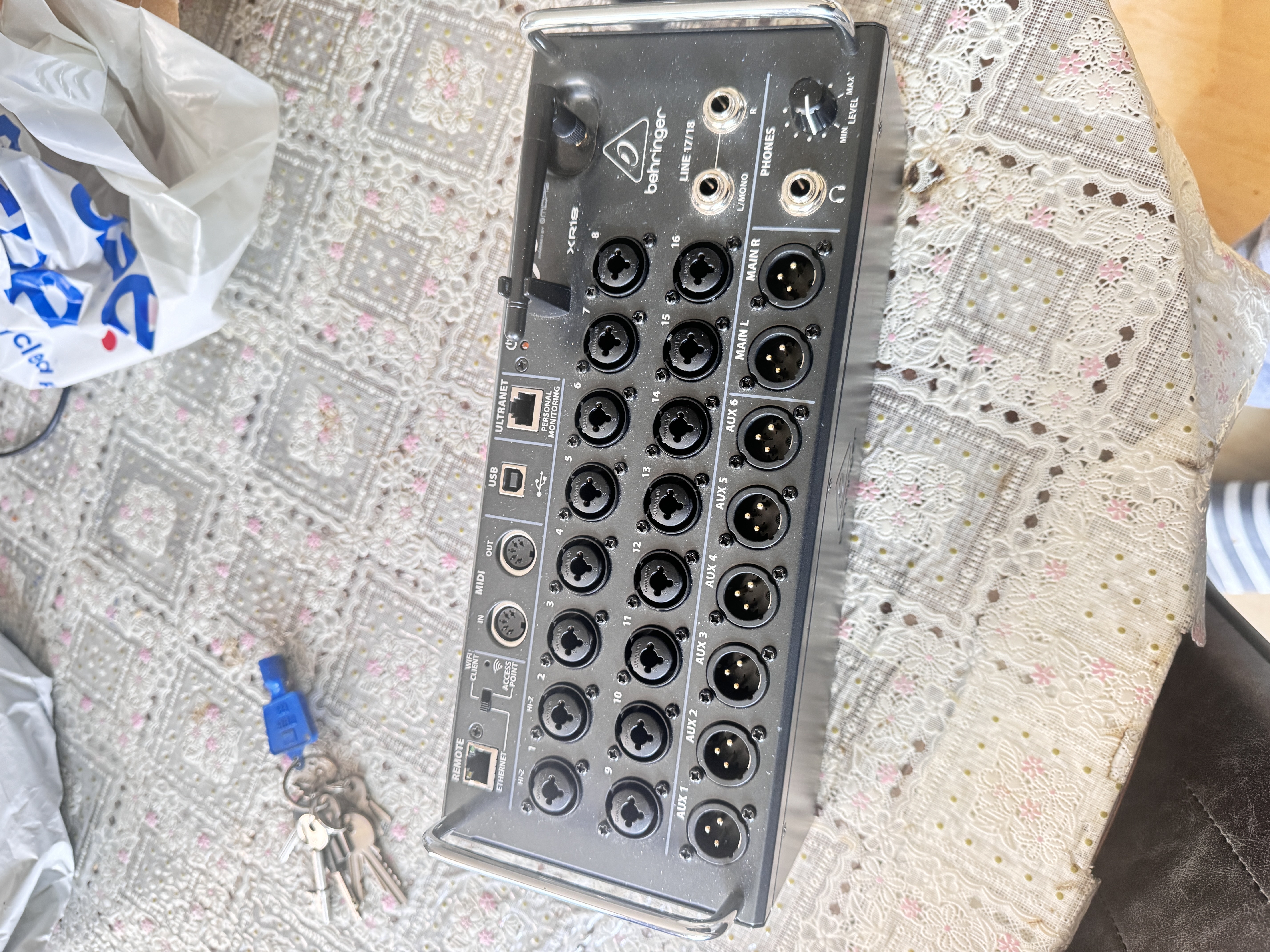 Behringer x air xr18 digital mixer