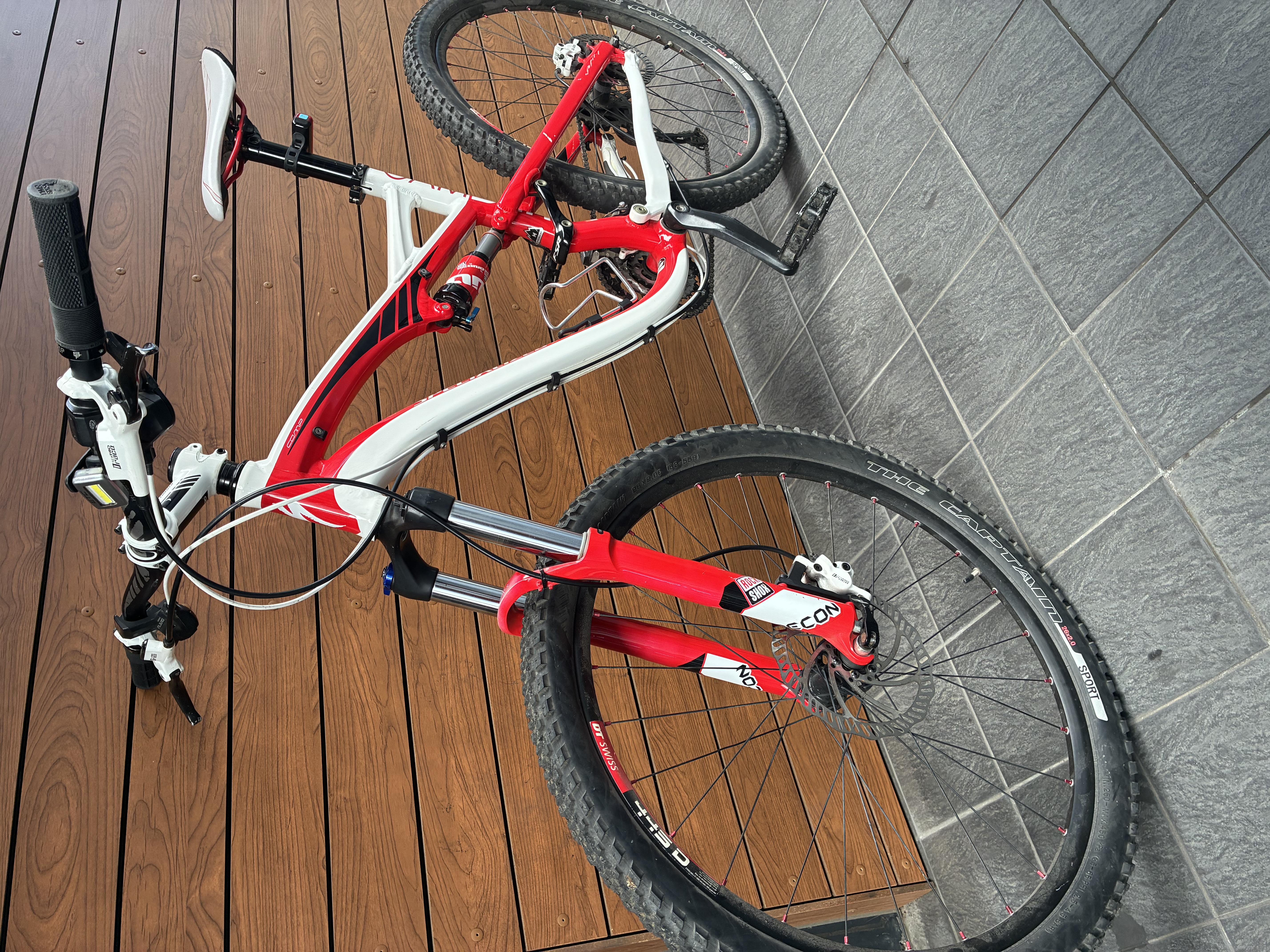Specialized full-suspension mountain bike – red & white