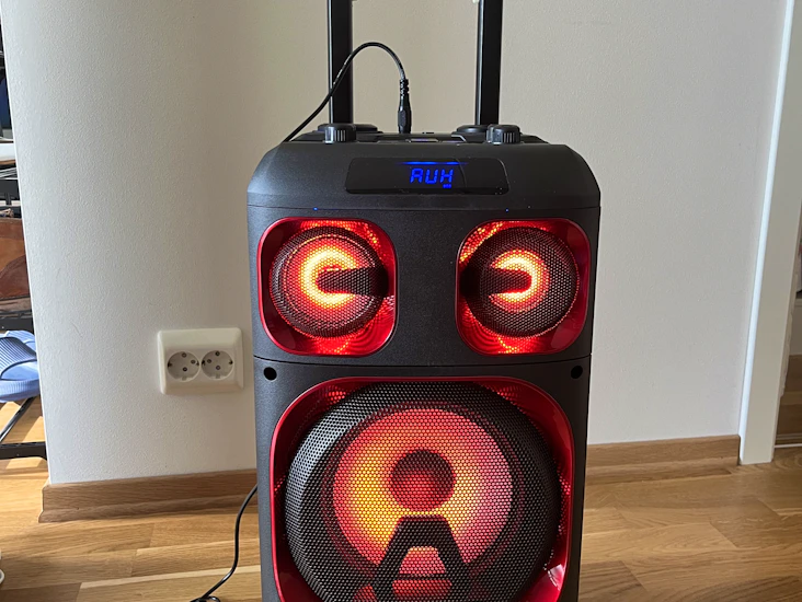 Høytaler på hjul m. mikrofon! 7 timer varighet uten strøm (50 % volum). 3 timer varighet uten strøm (100% volum). strøm kabel følger med.