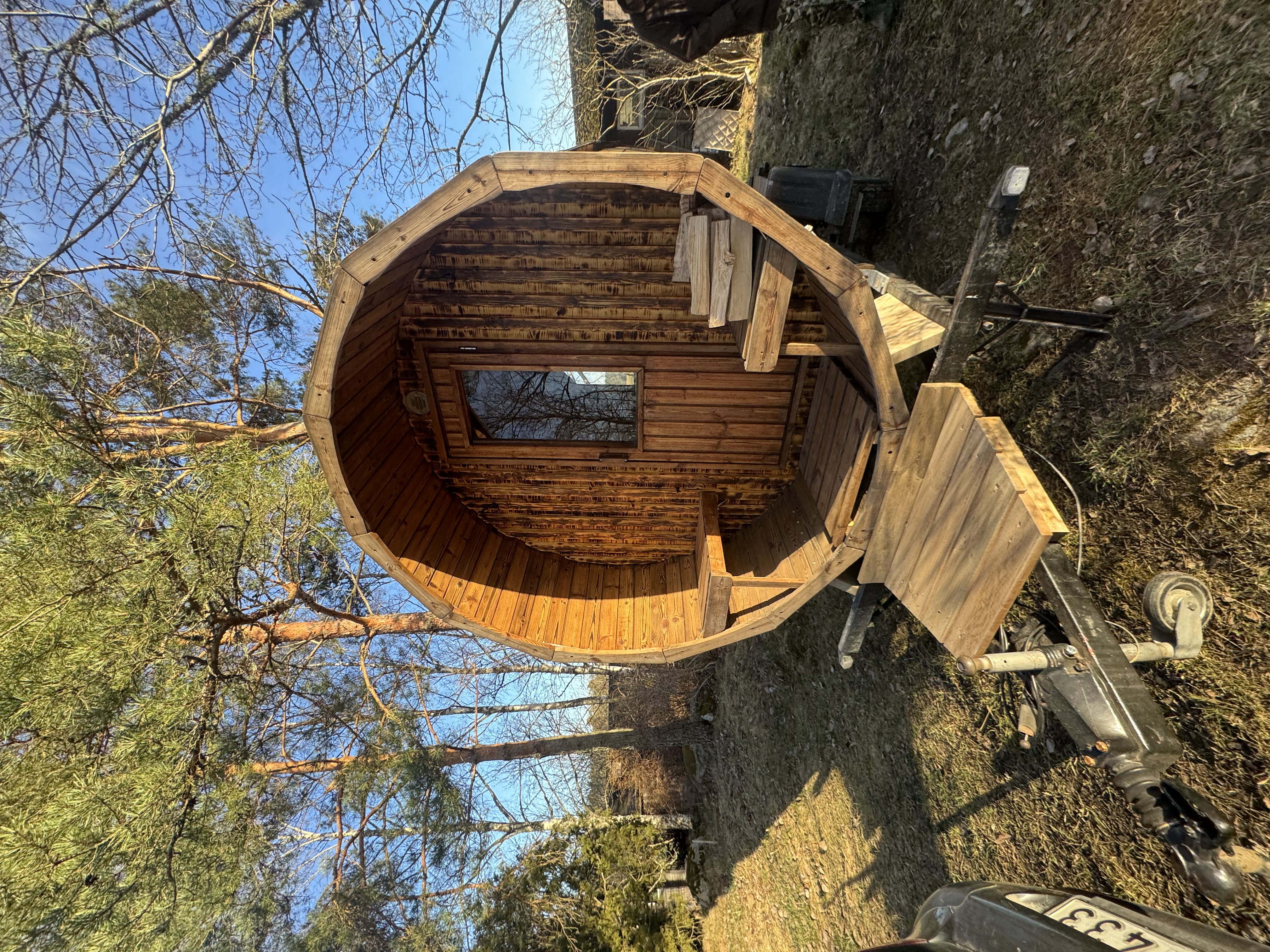 Vedeldad bastuvagn med panoramafönster