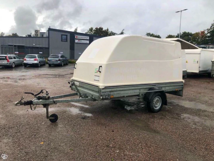 Släpvagn, täckt och tippbart