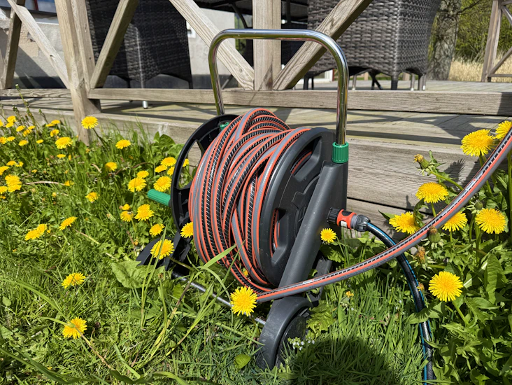 Vattenslang på slangvagn