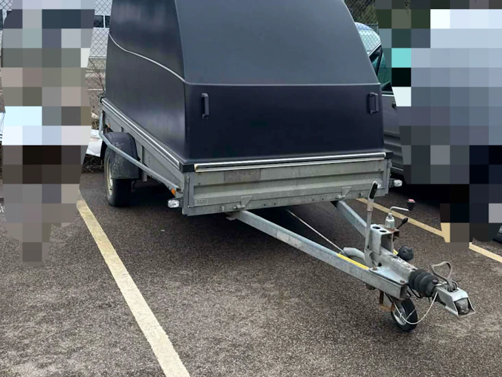 Bromsat släp med kåpa (strömlinjeformad)