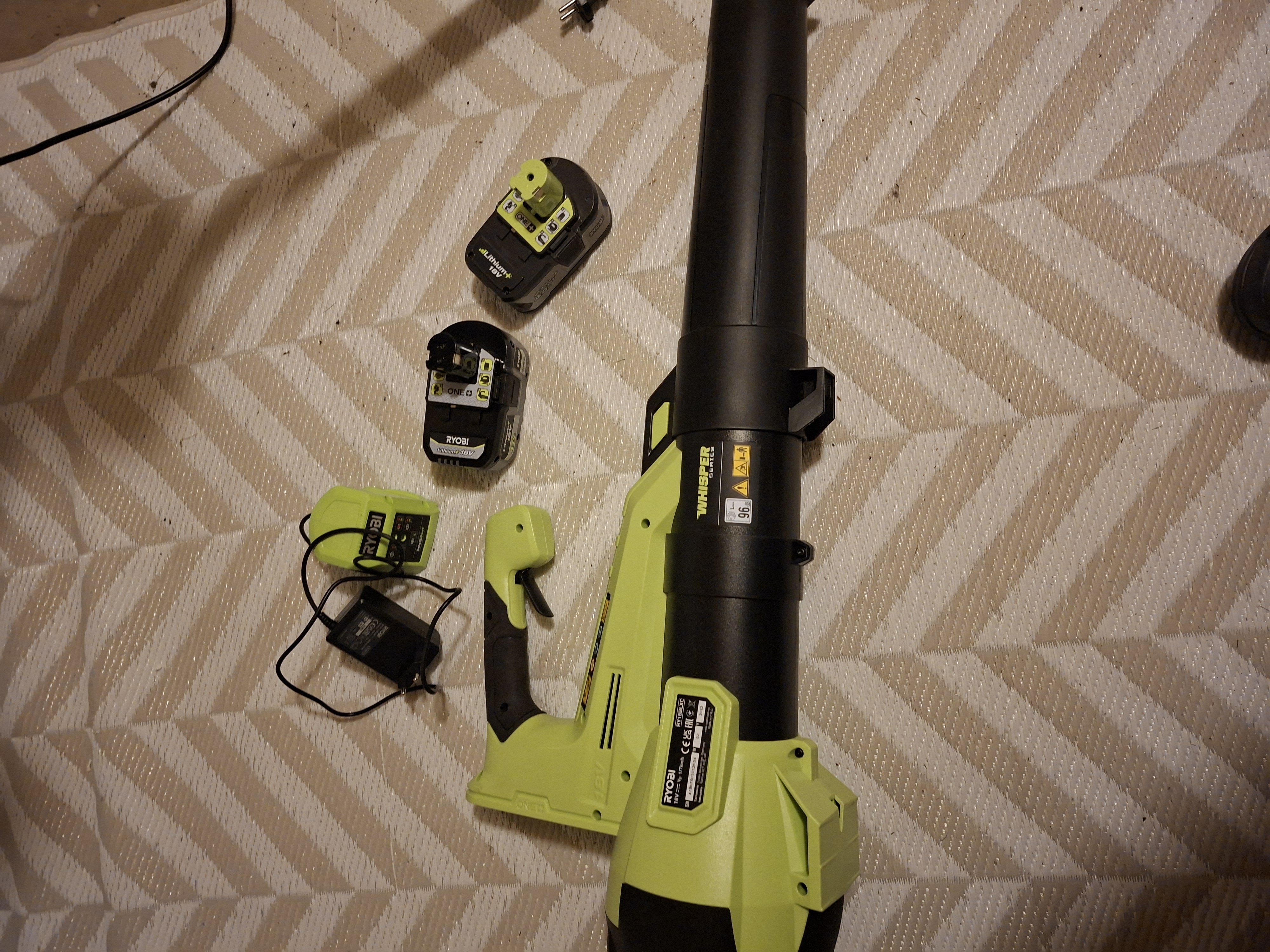 Kraftfull ryobi lövblås med 2 batterier och laddare