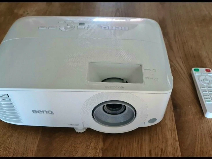 Kraftig projektor på 4000 ansi lumen udlejes