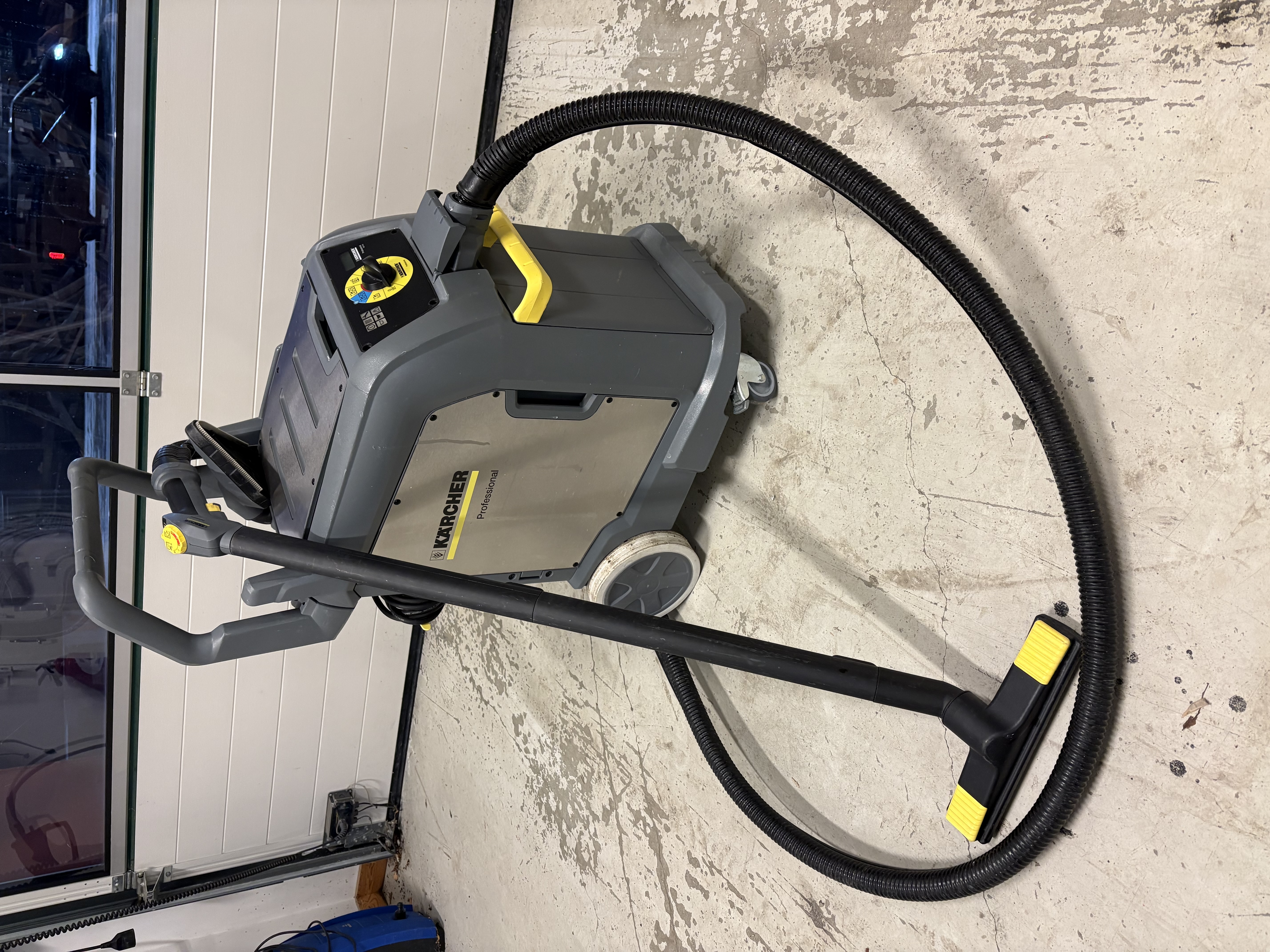 Kärcher dampvasker/støvsuger leies ut.