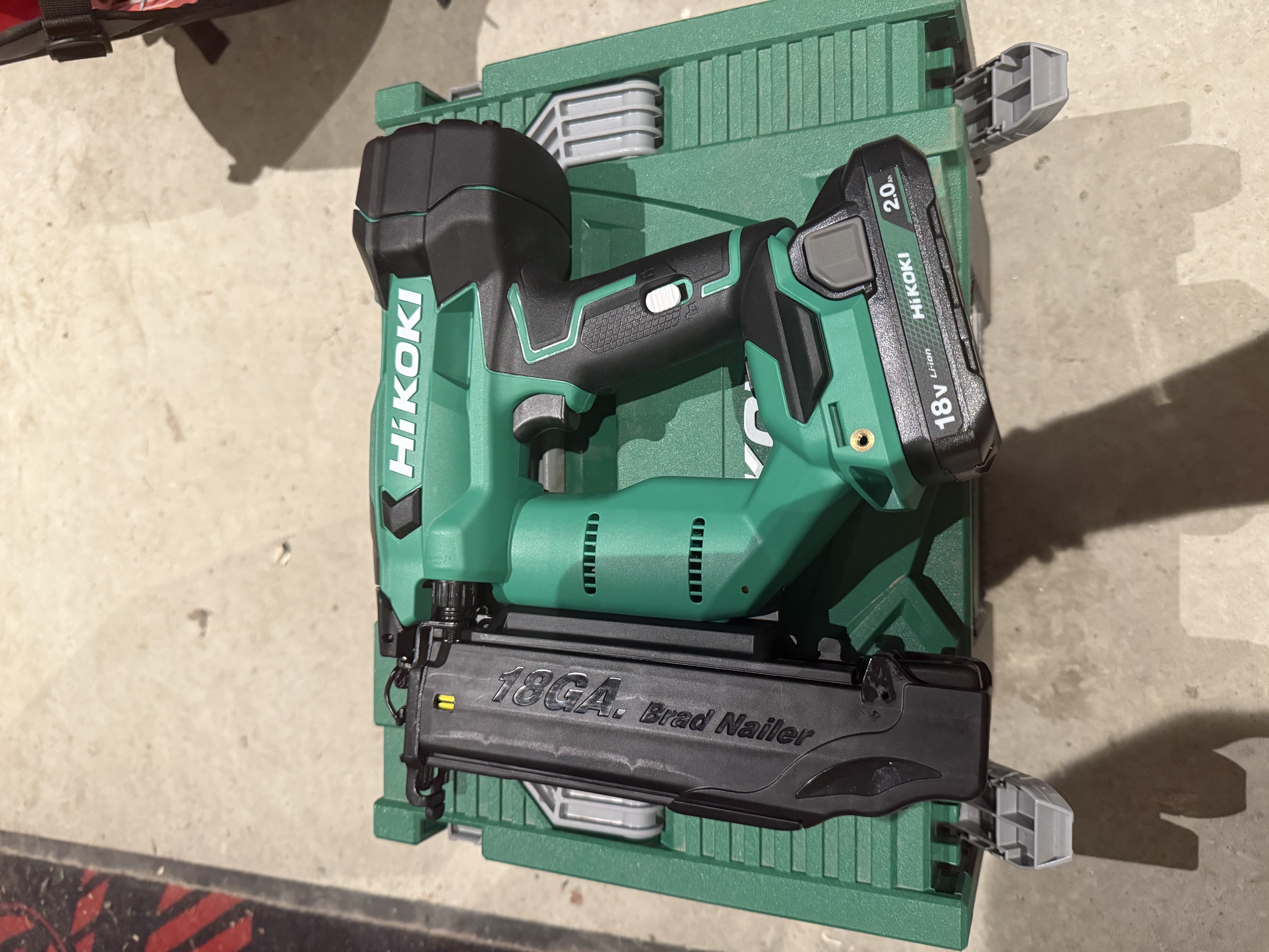 Hikoki dykkertpistol 18v med batteri og lader – spikerpistol til listverk og