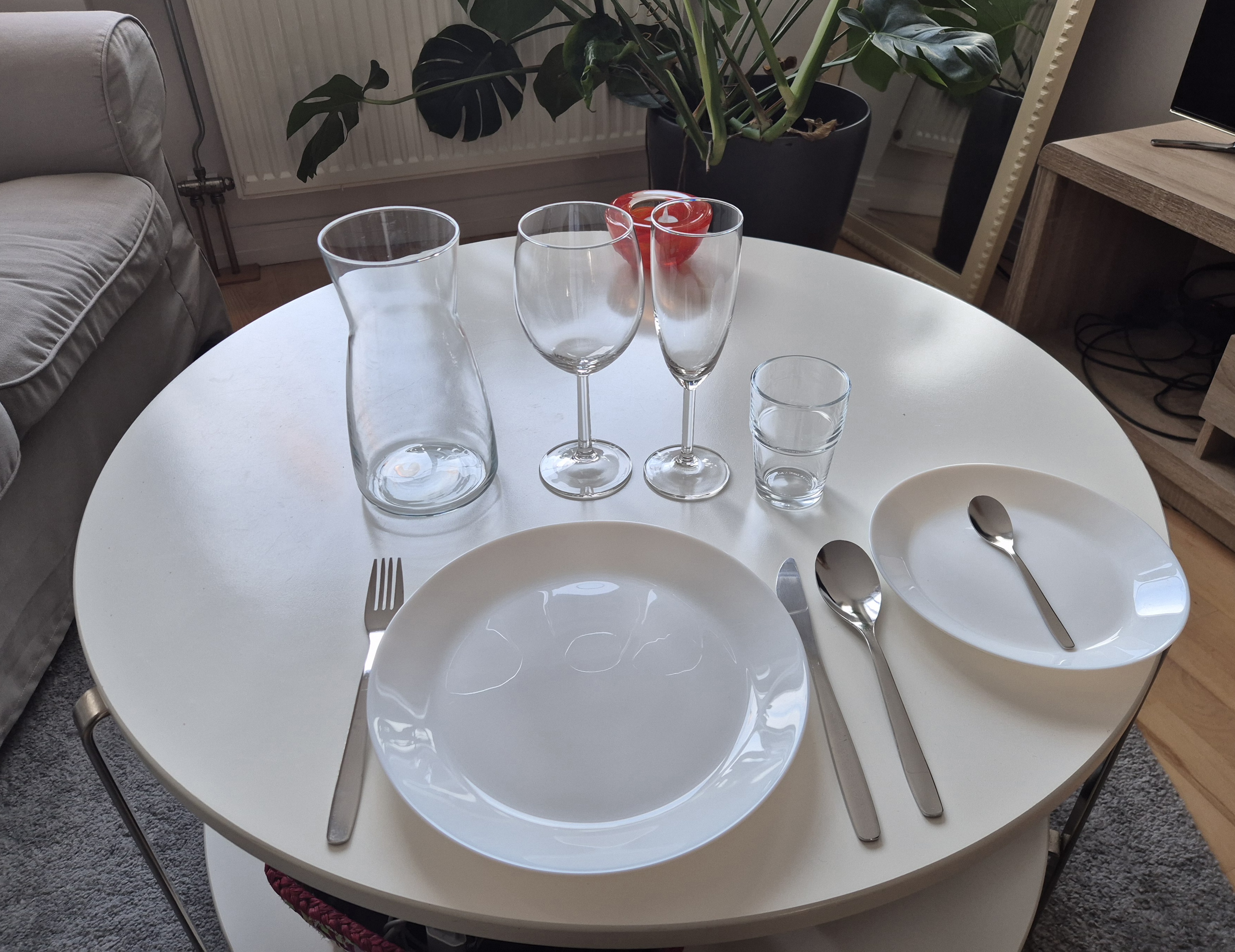 Uthyrning av porslin, glas & dukar – perfekt för fest & middag 🍽️🥂