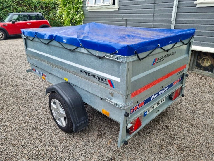 Tilhenger med høye karmer og presenning