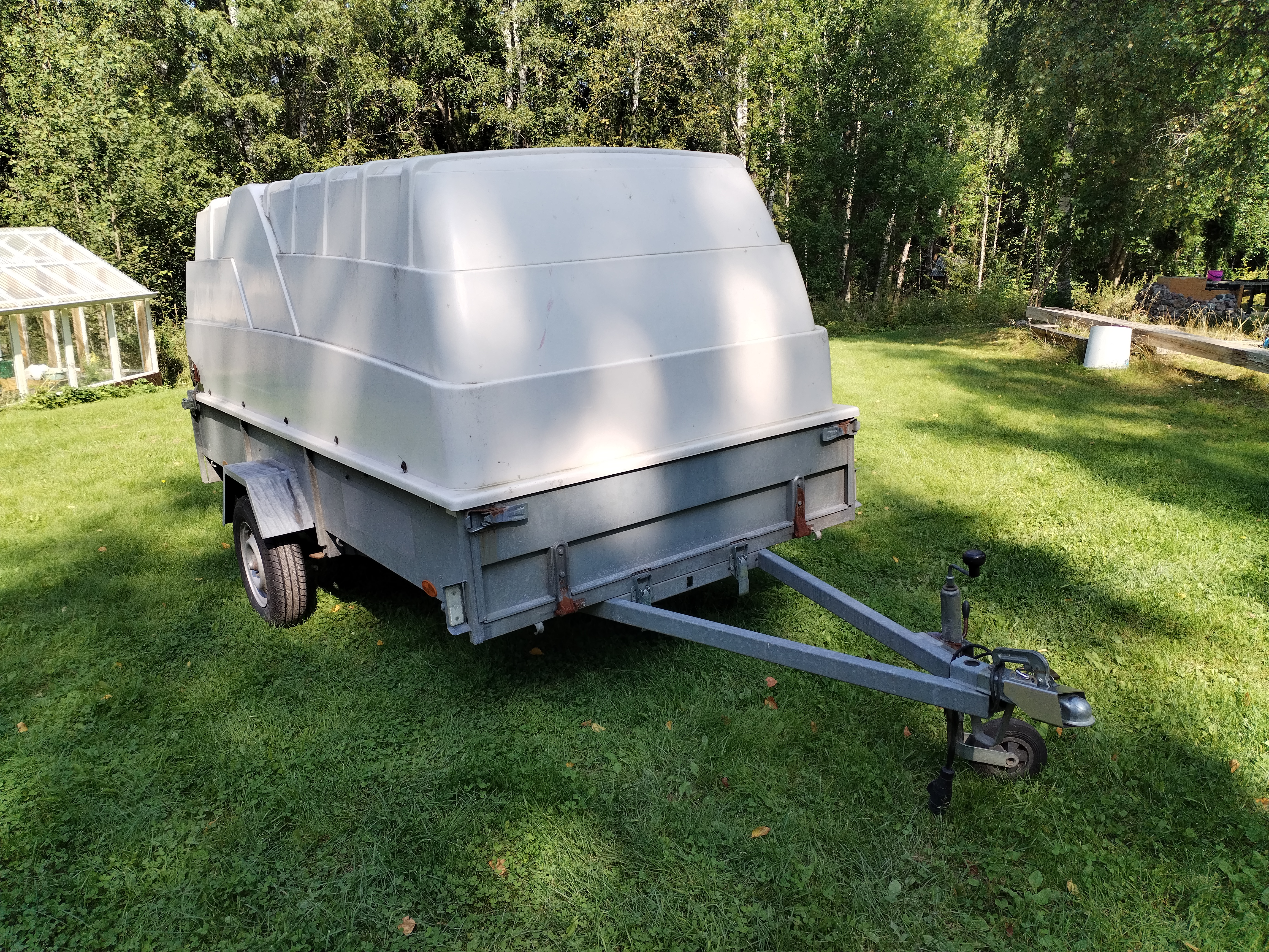 Iso kuomukärry (kipillä)